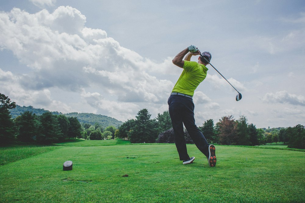 Golfspiller på bane